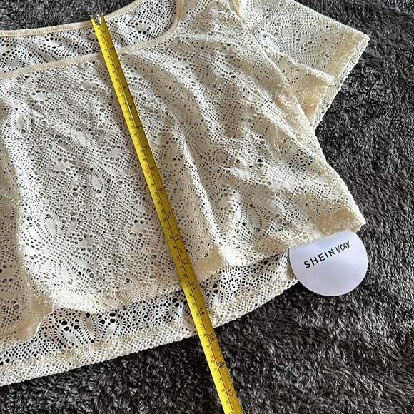 NWT cropped ivory perforated flower top size L - Picture 4 of 4